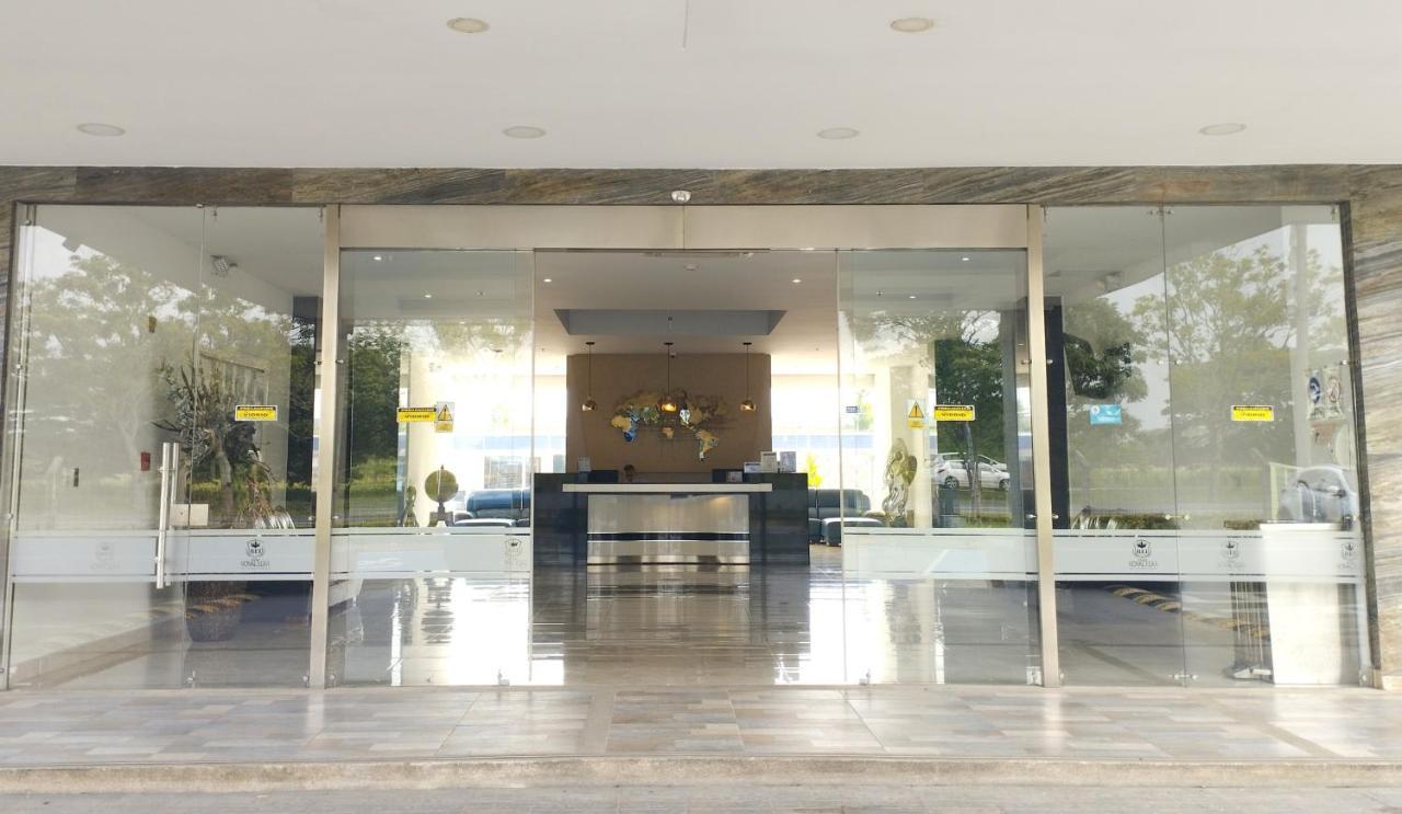 Hotel Royal Elim International San Antonio  Exterior foto Entrance to the museum