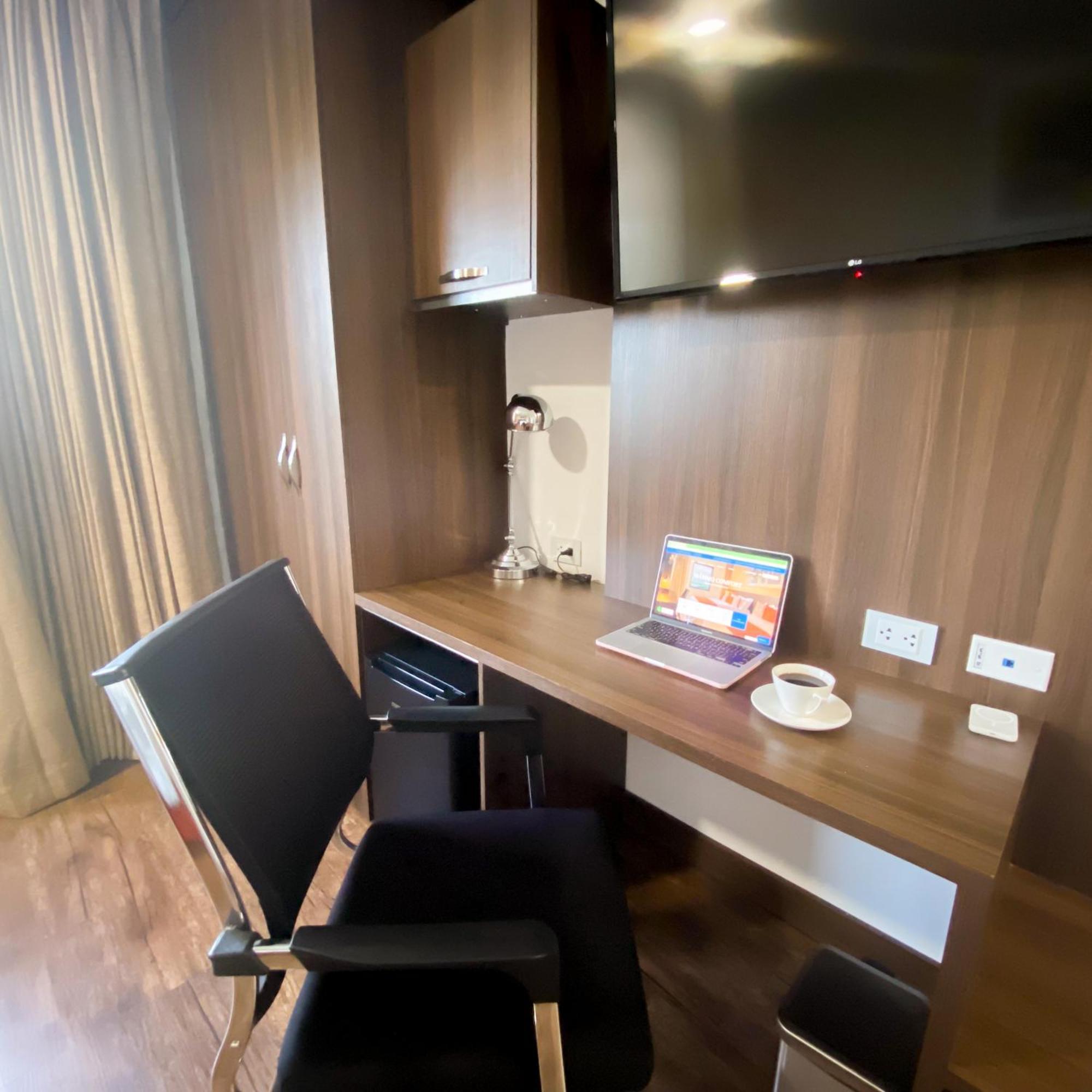 Hotel Royal Elim International San Antonio  Exterior foto A work desk in a hotel room